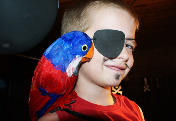 Ein junger Pirat im Piratenkostüm mit Augenklappe
